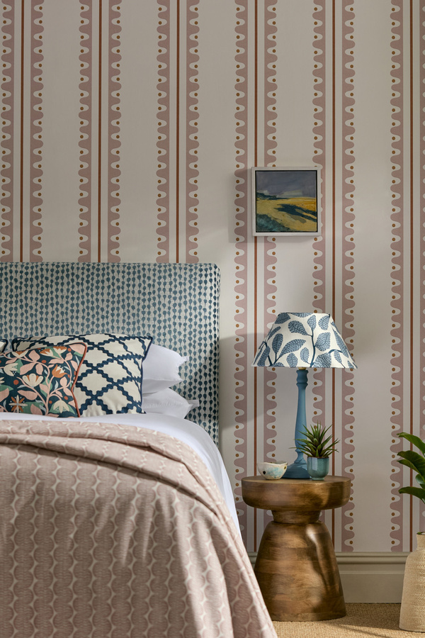 Scion Tapete Oakham in Blush Pink mit abstraktem Mid-Century Streifenmuster aus Vlies - Bild 1