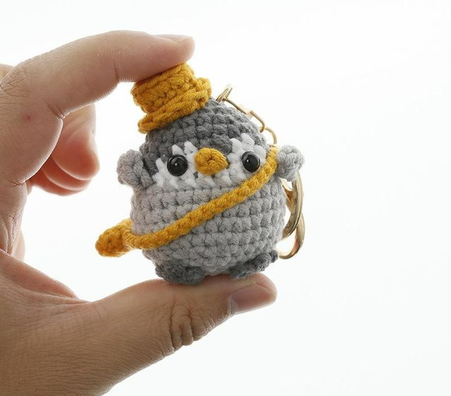 Schlüsselanhänger Pinguin, Häkel-Tierpuppe, grau, Unisex - Bild 1