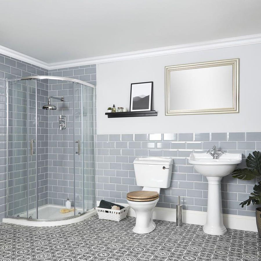 Hudson Reed Bad Set Ryther in Weiß mit Viertelkreis-Dusche, WC und Keramik-Säulenwaschbecken - Bild 1