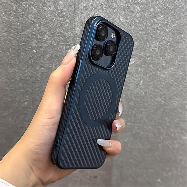 Magnetische Handyhülle mit Karbonfaser-Beschichtung für Apple iPhone 12 bis 16 Pro Max Plus in Blau, kompatibel mit MagSafe kabellosem Ladegerät - Bild 1