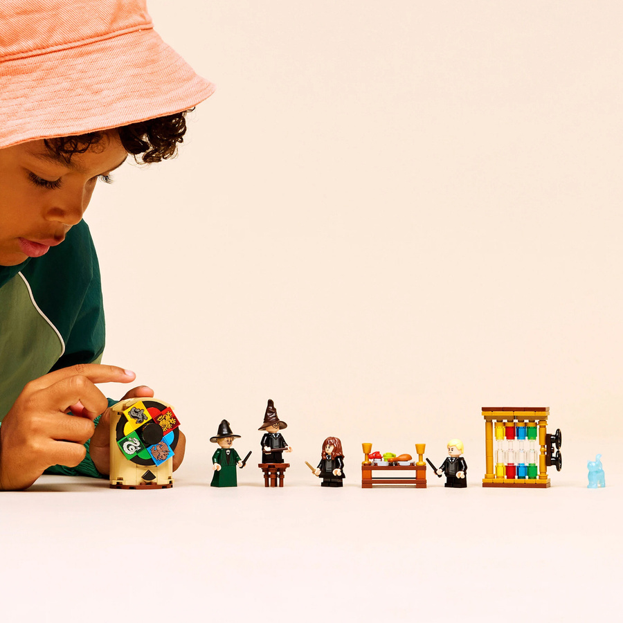 LEGO Harry Potter Schloss Hogwarts Auswahlzeremonie mit dem Sprechenden Hut - Bild 4