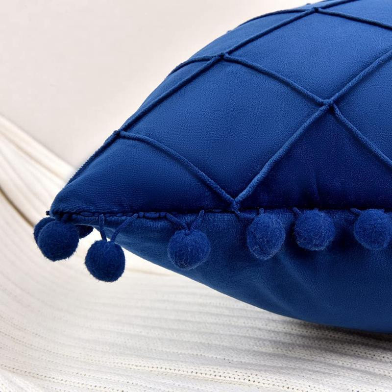 Weicher Samt Kissenbezug mit Pompoms in Blau für deine Bauernhaus Heimdeko, B/H: 30 x 50 cm - Bild 2
