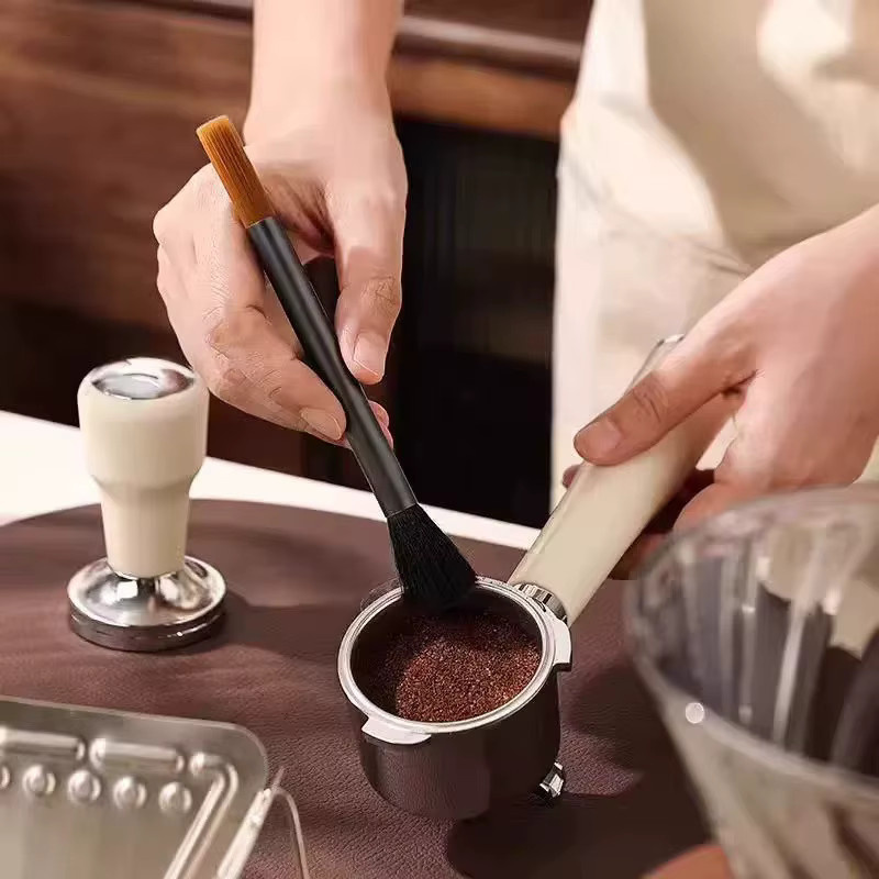 JETTING Reinigungsbürste für Kaffeemühlen und Siebträgermaschinen in Schwarz und Holzoptik - Bild 2