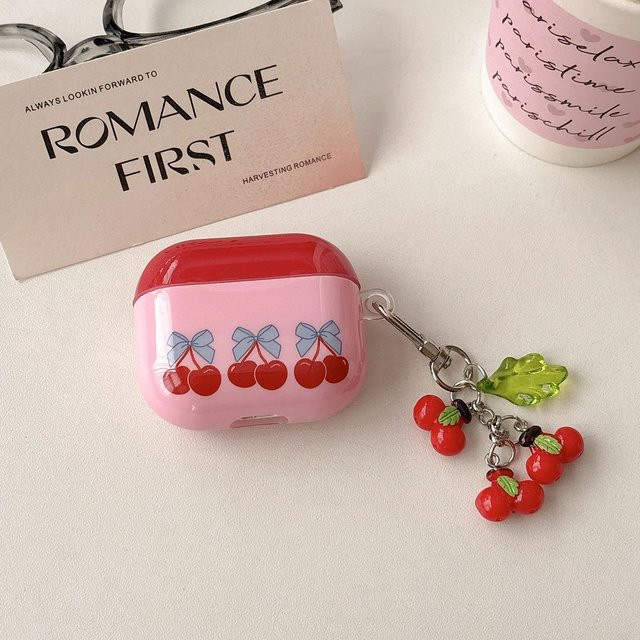 Schutzhülle für Apple AirPods 1 2 3 4 Pro Pro2 Pro3 mit rotem Kirschen- und Schleifenmuster sowie Kirsch-Anhänger in Rot und Pink - Bild 1