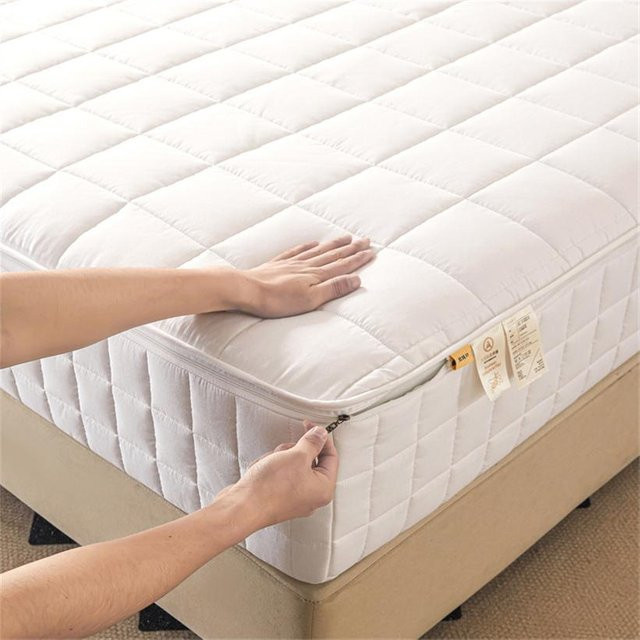 Flauschiger Matratzenbezug mit Reißverschluss in Weiß, staubdichter und allergikerfreundlicher Matratzenschoner aus Baumwolle, B/T/H: 90 x 200 x 15 cm - Bild 1