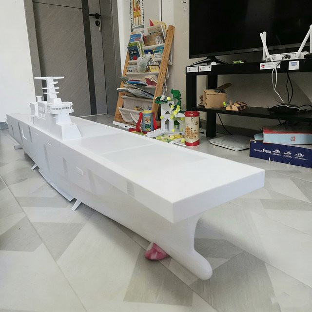 AT 99 MODEL Typ 075 Amphibien-Angriffsschiff, ferngesteuertes Boot, 1:150 - Bild 1
