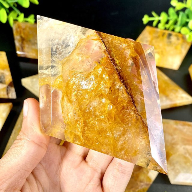 Natürlicher Kristall in Rhombus-Form als geometrische Dekoration, Gold und Gelb - Bild 1