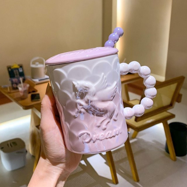 Geprägte Keramiktasse mit Deckel und Löffel von Yiran toy 1 in Pink, 400 ml - Bild 1