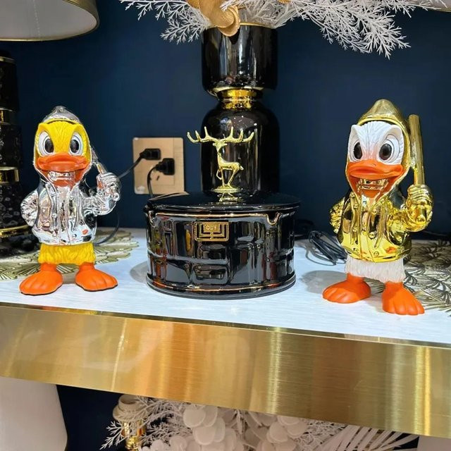 Potdemiel Donald Duck Statue Punk Baseball Spieler in Silber, Harz Modell Skulptur für Desktop Ornamente, Höhe: 18 cm - Bild 1