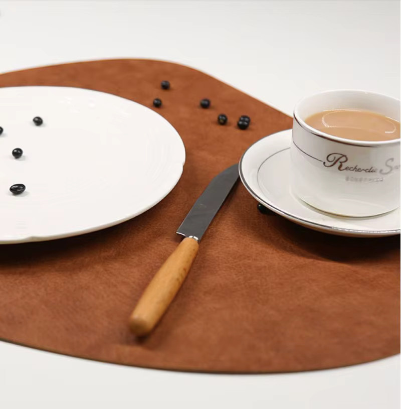 Inyahome PU-Leder Tischsets und Untersetzer Set, wasserdicht und faltenfrei, Farbe: Braun - Bild 5