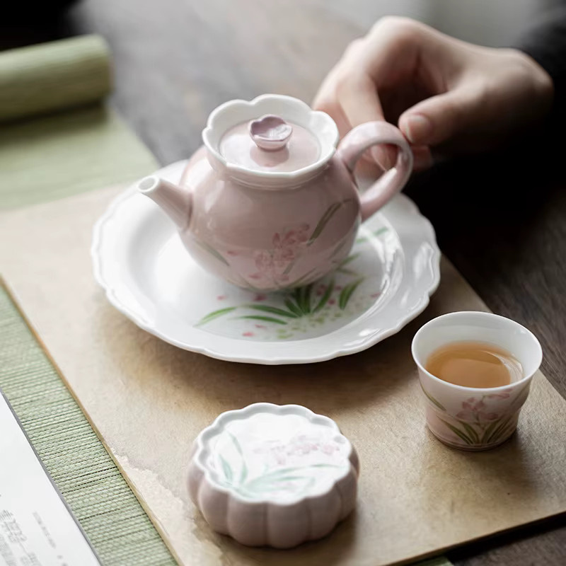 Handgefertigte Keramik-Teekanne mit Orchideen-Design in Pink inklusive Infuser - Bild 4