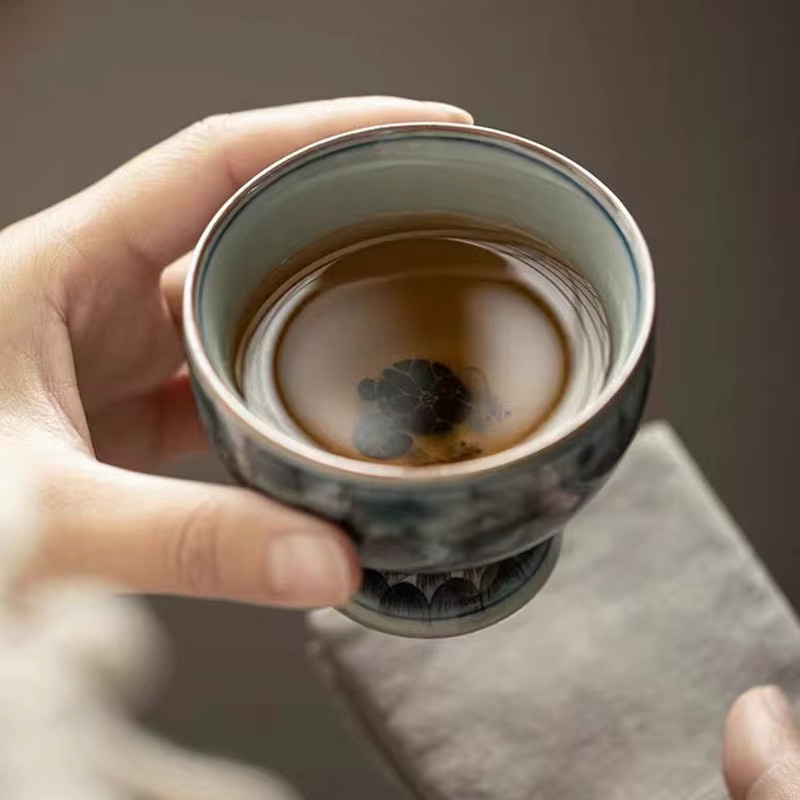 Blau-weiße Keramik-Teetasse im antiken Stil mit Landschaftsmotiv und Knisterglasur für Gongfu-Tee - Bild 2