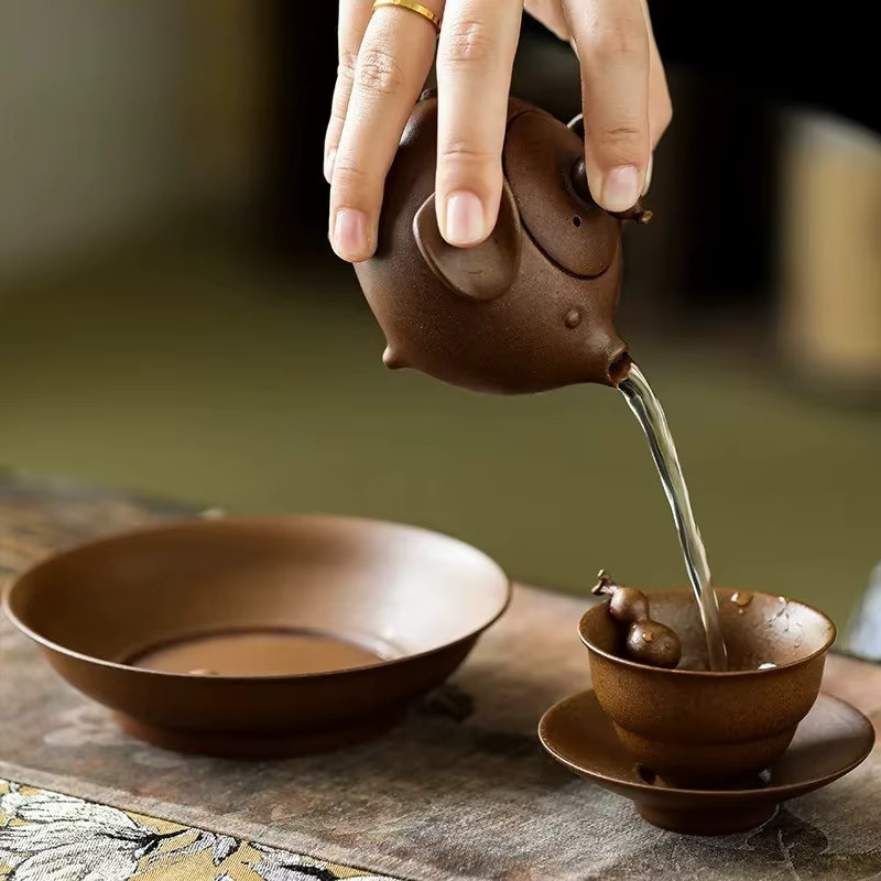 Handgemachte Keramik Teekanne in Gold und Braun mit Tee-Ei Filter und Infuser - Bild 2
