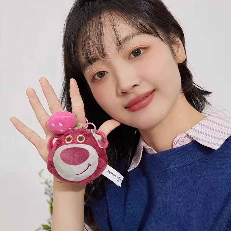 Disney Losto Kawaii Erdbeer Bär Plüsch Anhänger, Stofftier mit Glocke - Bild 4