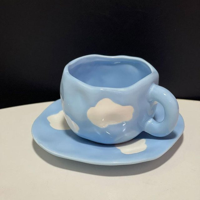 Handbemalte Keramik-Kaffeetasse mit Untertasse in Grau, Design mit blauem Himmel und weißen Wolken, 250 ml - Bild 1