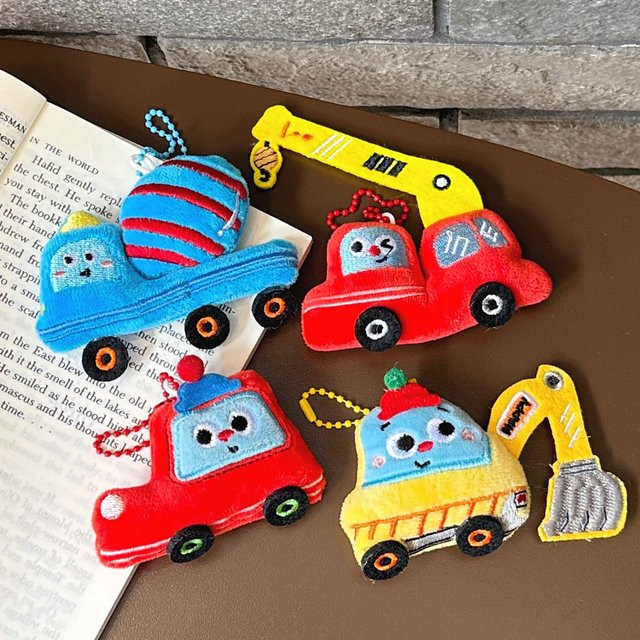 Cartoon Plüsch Bagger Kran Auto Anhänger, Unisex - Bild 1