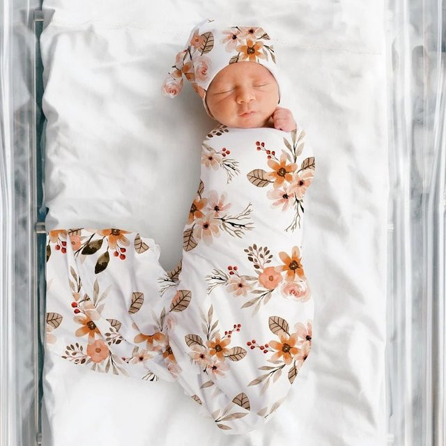 3-teiliges Baby Set mit weicher Wickeldecke, Stirnband und Hut in Floral Weiß für Neugeborene - Bild 1