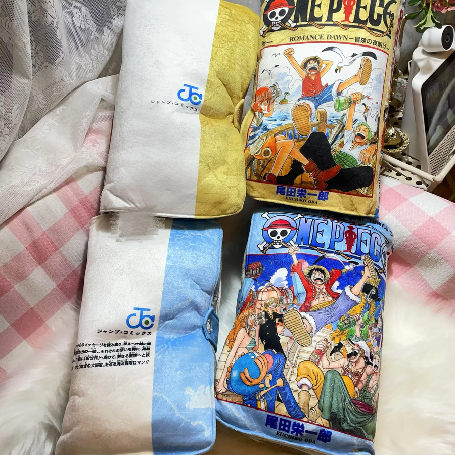 Bandai One Piece Manga Buch Plüschkissen mit Luffy Cover-Druck in Gelb und Bunt - Bild 2