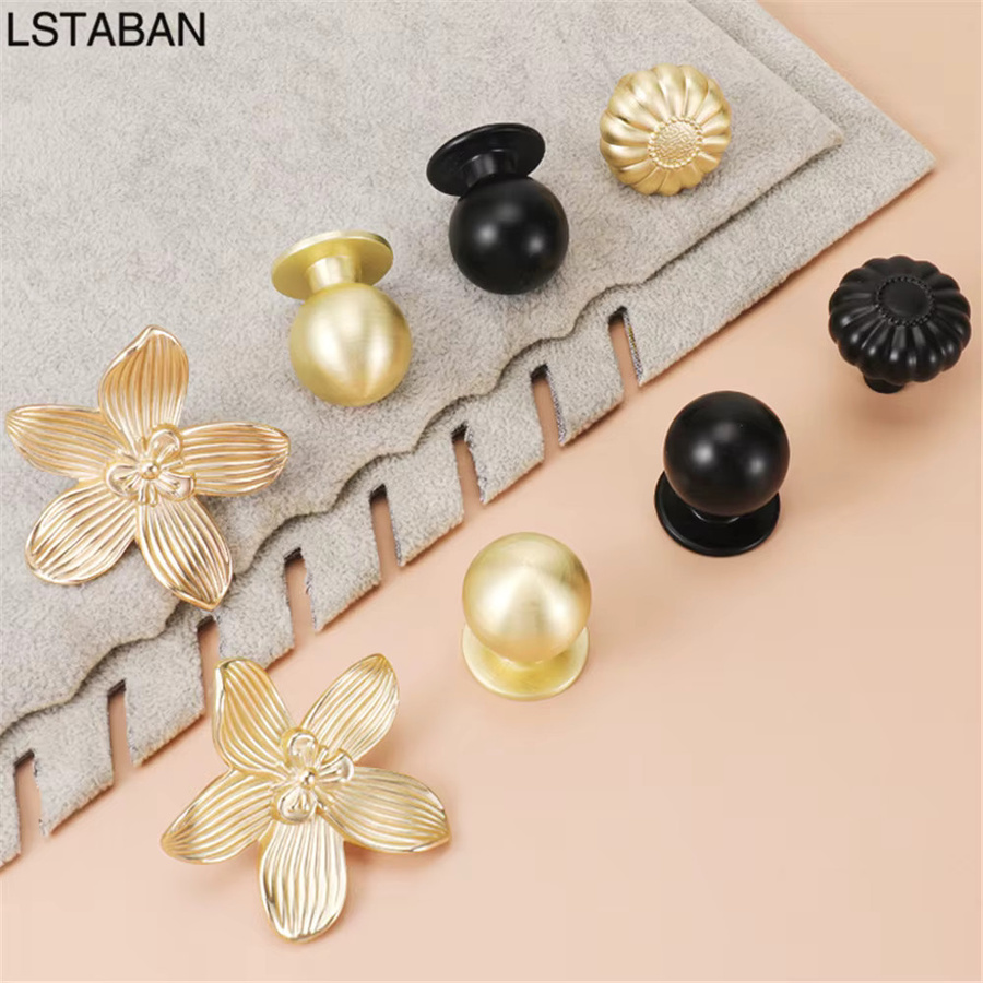 LSTABAN Blumenförmiger Möbelgriff aus Zinklegierung in Gold und Schwarz für Küchenschränke und Schubladen - Bild 1