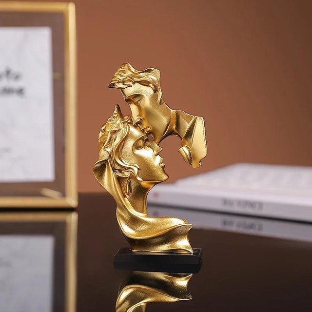 Yiran Furniture Mini Harz Liebhaber Statue in Gold und Sand als dekorative Figur für Schreibtisch und Weinschrank - Bild 1