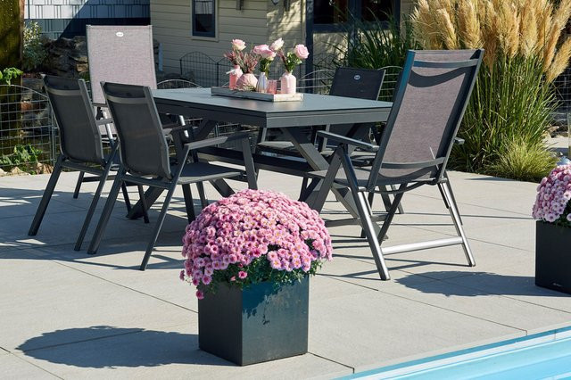 Hartman Xanadu Aruba Garten-Essgruppe aus Aluminium und Glaskeramik in Anthrazit und Schwarz mit 4 Stapelsesseln, 2 Klappstühlen und ausziehbarer rechteckiger Tafel, B/T/H: 160 x 100 cm bis 220 x 100 cm - Bild 1