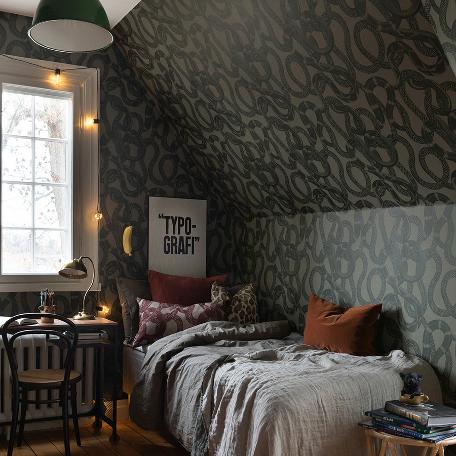 Studio Lisa Bengtsson Tapete Snake Peak in Green und Beige mit Tiermotiv im skandinavischen Design - Bild 1