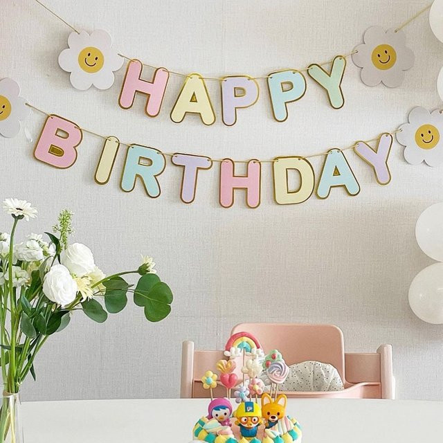 LQDIANTANG Geburtstag Party Dekoration Set mit Gänseblümchen Girlande, Flaggen und Folienballons in Weiß - Bild 1