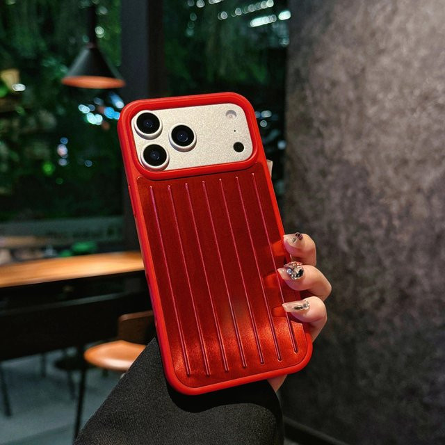 Rimowa High-End 3D Reisetrolley Schutzhülle für iPhone 17 Pro Max, 17 Pro, 16 Pro Max, 16 Pro, 15 und 14 in Purpurrot - Bild 1