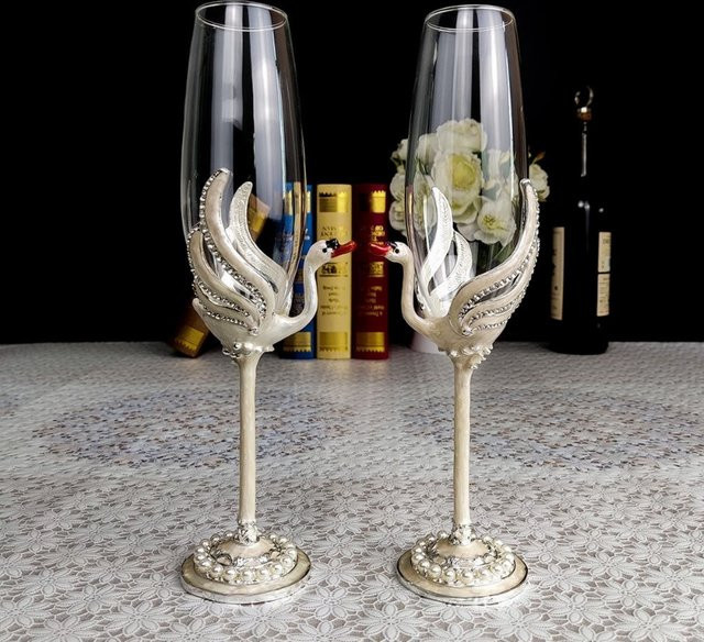 Kristall Champagnerglas mit Schwan-Design und Emaille-Verzierung in Transparent, ideal als Cocktail- oder Rotweinglas für besondere Anlässe - Bild 1