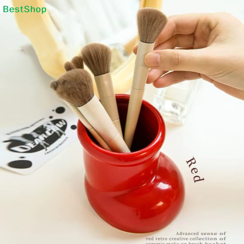 Roter Stiftbehälter in Stiefelform aus Kunststoff als Schreibtisch-Organizer für Make-up-Pinsel und Schreibwaren - Bild 3