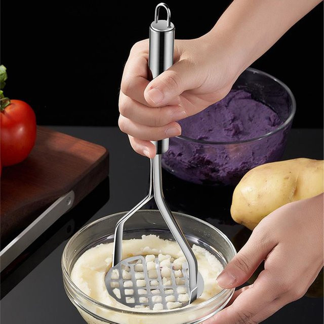 HUXUAN Multifunktionale Kartoffelpresse aus Edelstahl in Silber zum Stampfen von Kartoffeln, Kürbis und Süßkartoffeln - Bild 1