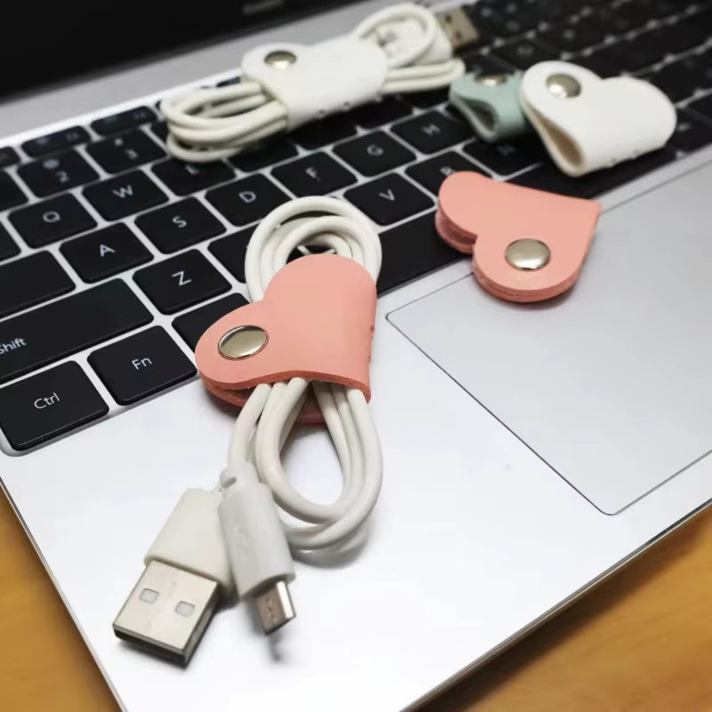 VIKEFON Multifunktionaler Telefon-Datenkabel-Organizer aus PU-Leder in Blau mit herzförmigem Kabelclip zur Datenspeicherung und Aufwicklung von Kopfhörern - Bild 3