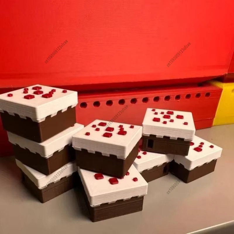 MINISO Kuchen Modell im Pixel-Stil aus Kunststoff als 3D-gedrucktes Mini-Ornament für Schreibtisch und Display - Bild 2
