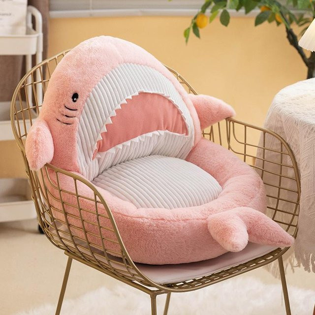 Plüschkissen mit Cartoon-Haifisch Motiv in Pink, quadratisches Dekokissen für Kinder und Zuhause, B/B: 60 x 60 cm - Bild 1