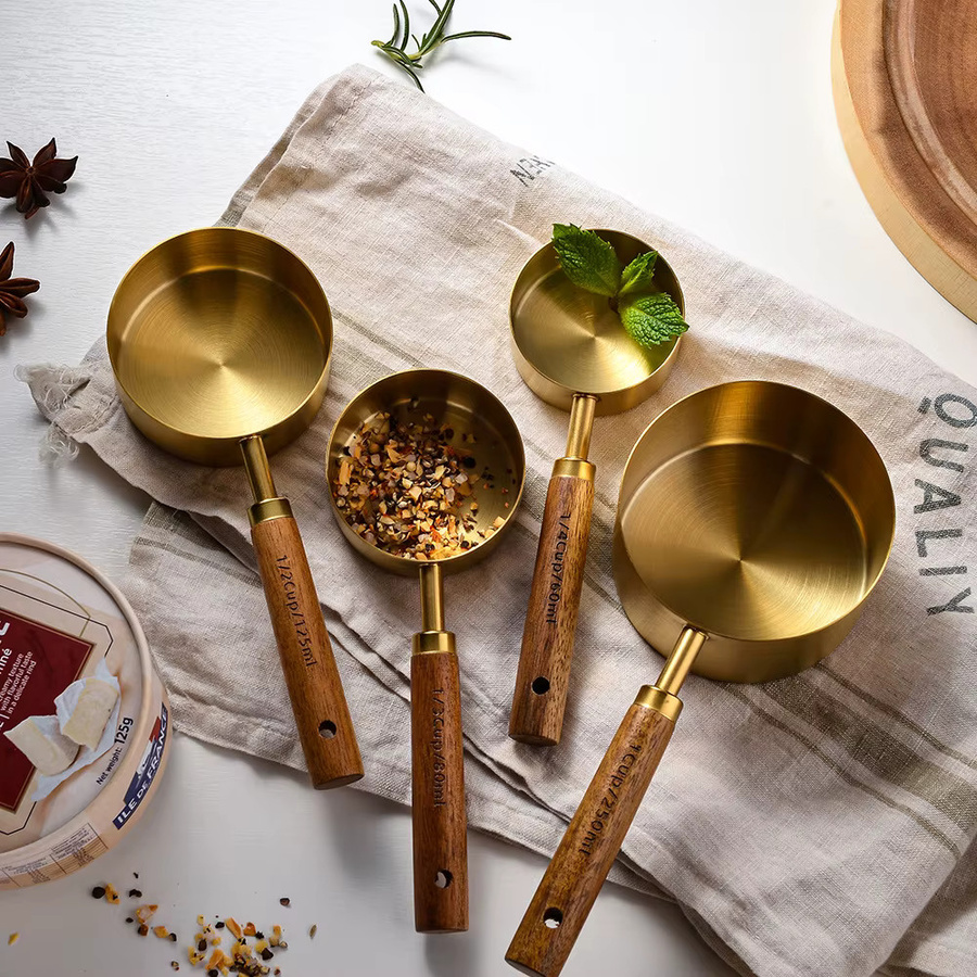 JAOER 8er-Set Messbecher und Messlöffel aus vergoldetem Edelstahl mit Akazienholzgriff in Gold und Silber - Bild 2