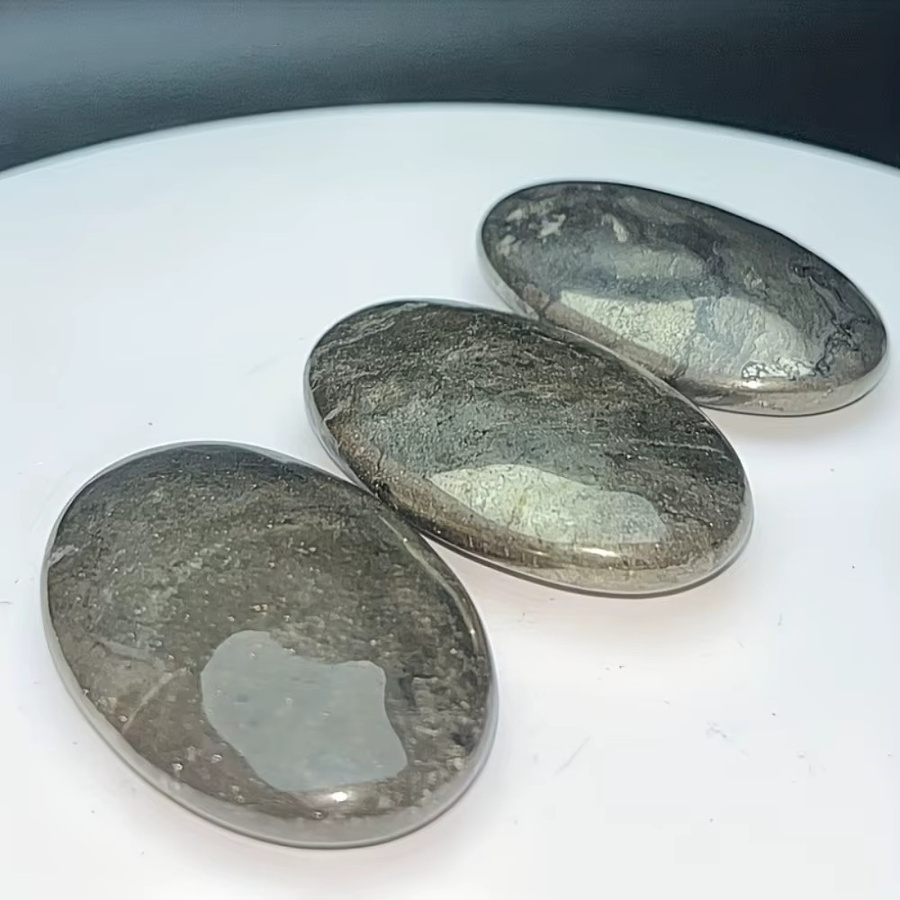 Ovale Ornamente aus natürlichem Pyrit von CrystalHola in Gold, polierte Rohsteine zur Dekoration für dein Heim oder Büro - Bild 3