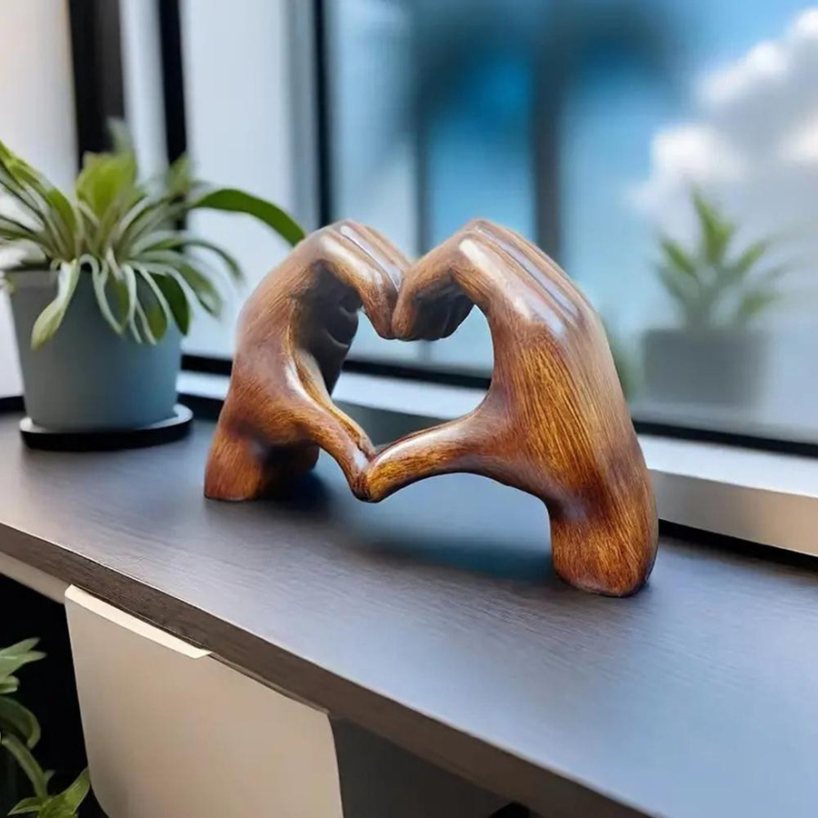 Yiran Furniture Moderne Kunst-Skulptur Statue mit Herzhänden in Holzmaserung Optik, braun, Höhe: 18,5 cm - Bild 2