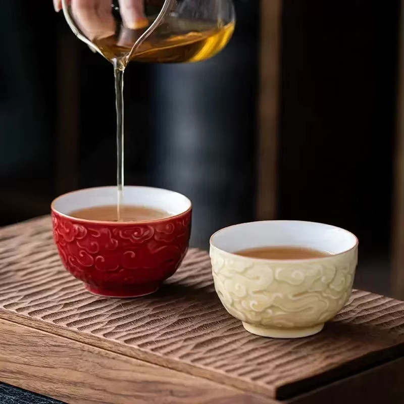 Handgemachte chinesische Teetasse aus Keramik mit Relief-Design in Blau - Bild 1