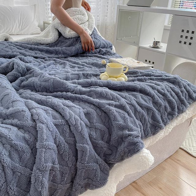 Warme Winterdecke aus doppelseitigem Flaumplüsch mit 3D-Jacquard-Design in Blau, B/B: 200 x 230 cm - Bild 1