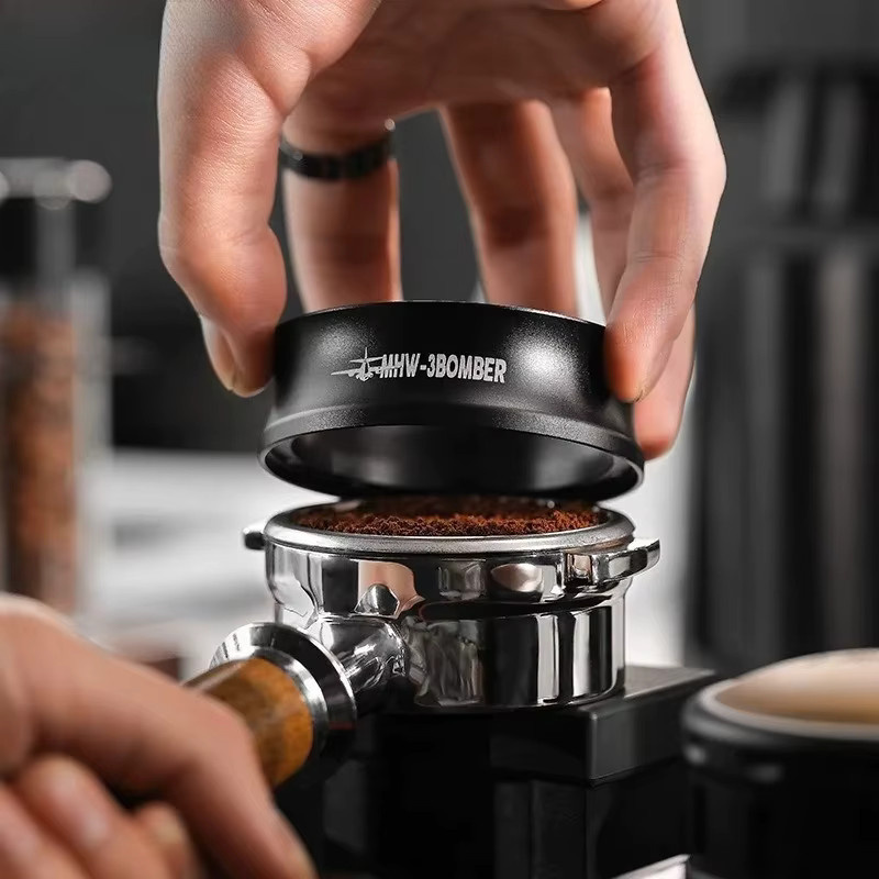 JUSTINLAU Magnetischer Kaffee-Dosiertrichter aus Edelstahl in Schwarz, Espresso-Dosierring für Siebträger, Durchmesser: 58 mm - Bild 2