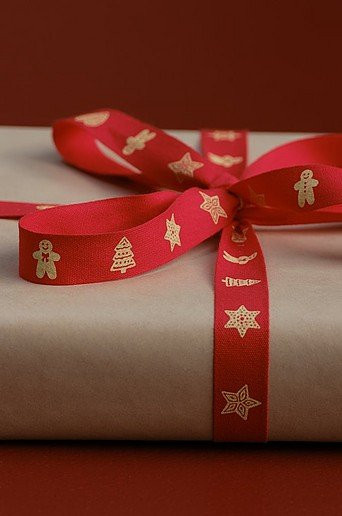 Jotex Gingerbread Band aus Baumwolle in Rot mit weihnachtlichem Design - Bild 1