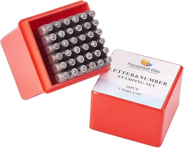 36-teiliges Metallstempelset in Silber mit Buchstaben A-Z, Zahlen 0-9 und Symbolen, 1,5 mm Prägegröße - Bild 1