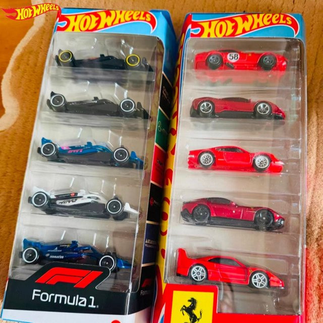 Hot Wheels Ferrari-Set, 5-teiliges Set, rote Formel-1-Sammlerautos, 1:64, ab 3 Jahren - Bild 1
