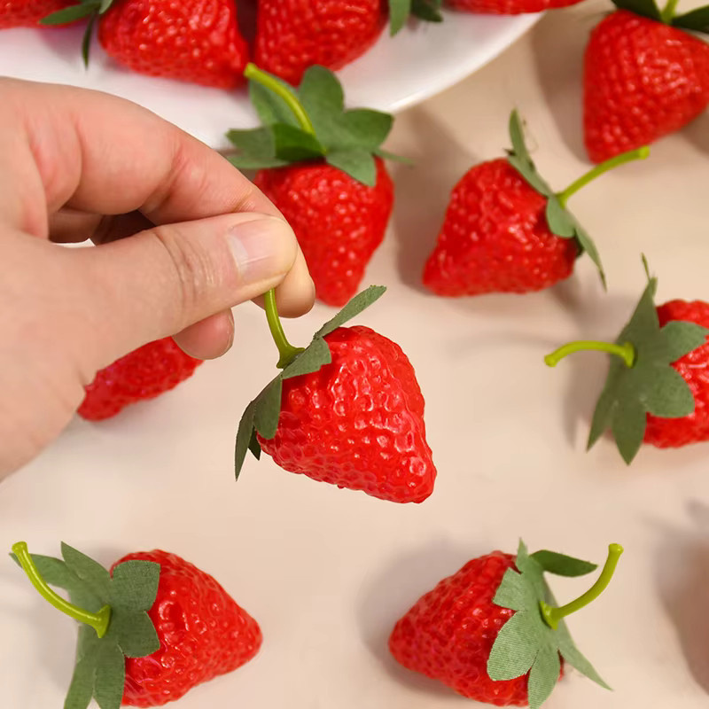 ZQNYCY Künstliche Erdbeeren in Rot aus Kunststoff für Tischdekoration und Fotografie-Requisiten - Bild 4