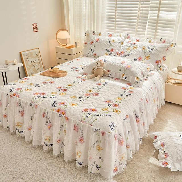 Dreiteiliges Bettwäsche-Set von Your Warm Home mit gestepptem Spannbettlaken aus Baumwollspitze und Tagesdecke im Prinzessinnen-Stil, Farbe: Weiß, B/T: 120 x 200 cm - Bild 1