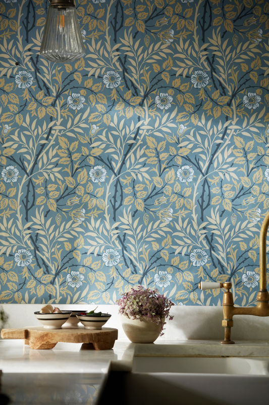 Morris & Co Tapete Sweet Briar Floral Botanical in Mineral/Linen - Bild 2