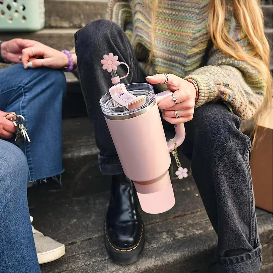 AfreNee 9er-Set Zubehör für Stanley Cup in Weiß mit Strohhalm-Bürsten, Blumen-Charm-Kette, auslaufsicheren Stoppern, Strohhalm-Abdeckung und Stiefel-Verzierungen - Bild 2