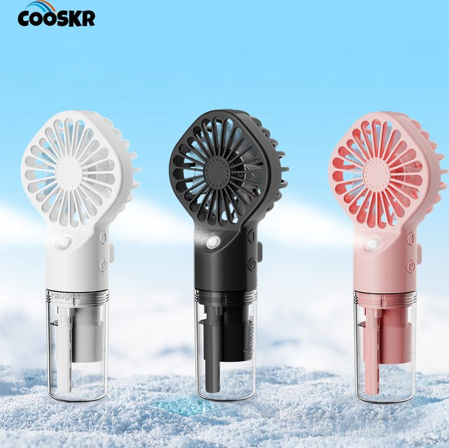 Tragbarer Mini-Wassersprühventilator von cooskr in Weiß mit 4 Windgeschwindigkeiten und Sprühfunktion, wiederaufladbar - Bild 1