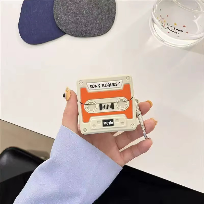 Samsung Galaxy Buds 3 und Buds 3 Pro Schutzhülle im Kassettenband-Design mit Karabiner, Orange - Bild 2