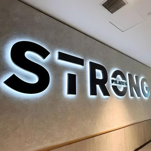 Personalisiertes LED-Leuchtschild aus Metall als 3D Wand-Logo für dein Geschäft, Café oder Salon in Schwarz und Weiß - Bild 1